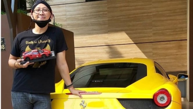 Abu Janda Foto Bareng Ferrari. Foto: IG/@permadiaktivis2