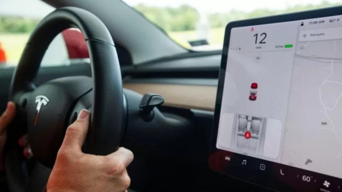 Layar Sentuh Tesla. Foto: Reuters.