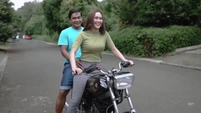 Intan Ratna Juwita belajar naik RX-King