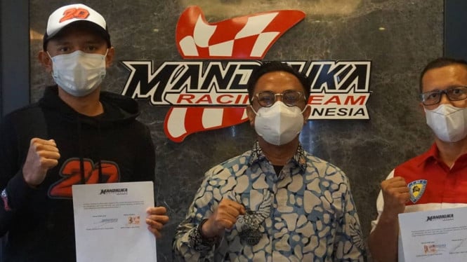 Dimas Ekky Pratama (kiri)