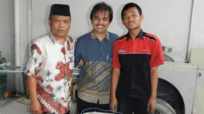 Roy Suryo dan Mobil Esemka. Foto: Twitter.