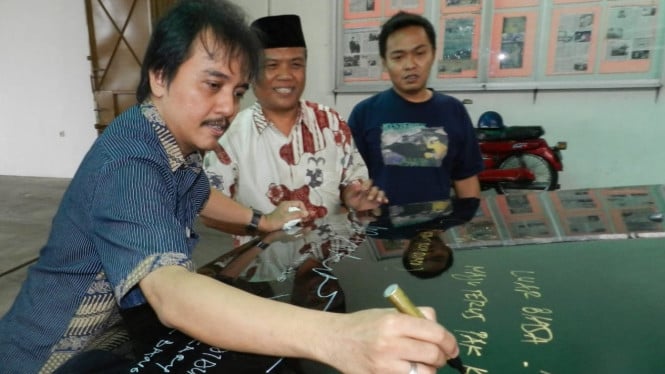 Roy Suryo dan Mobil Esemka. Foto: Twitter.
