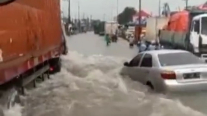 Nasib Toyota Vios terjang banjir hingga viral