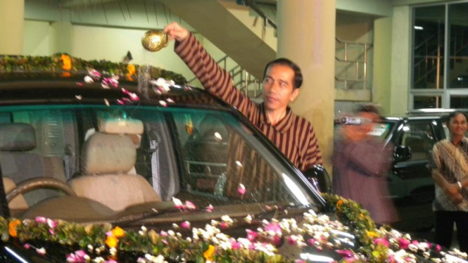 Jokowi mandikan mobil Esemka. Foto: Roy Suryo.