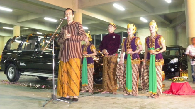 Jokowi saat pengenalan pertama mobil Esemka. Foto: Roy Suryo
