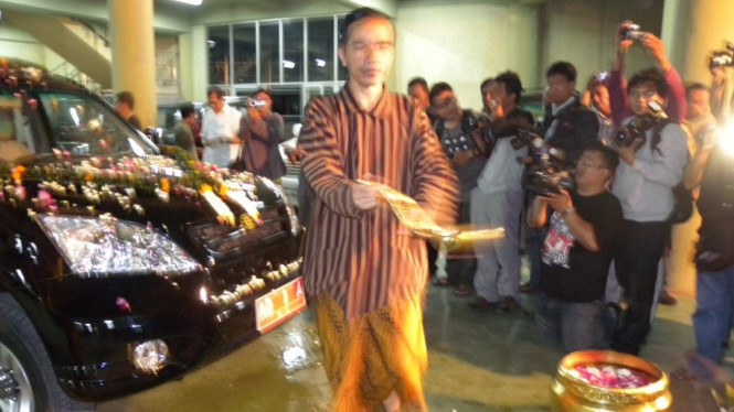 Jokowi saat pengenalan pertama mobil Esemka. Foto: Roy Suryo