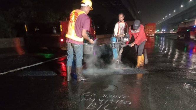 Jasa Marga melakukan perbaikan jalan tol yang berlubang