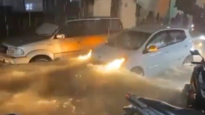 Toyota Kijang Innova dan Agya terobos banjir