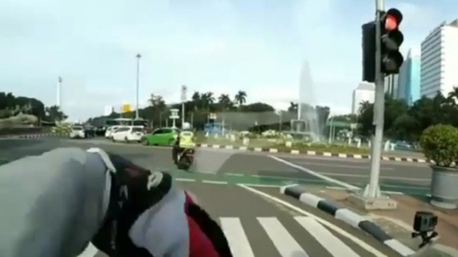 Polisi Terobos Lampu Merah. Foto: IG/@agoez_bandz4.