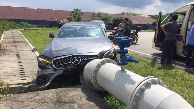 Mobil Mercedes-Benz hancur saat dites konsumen