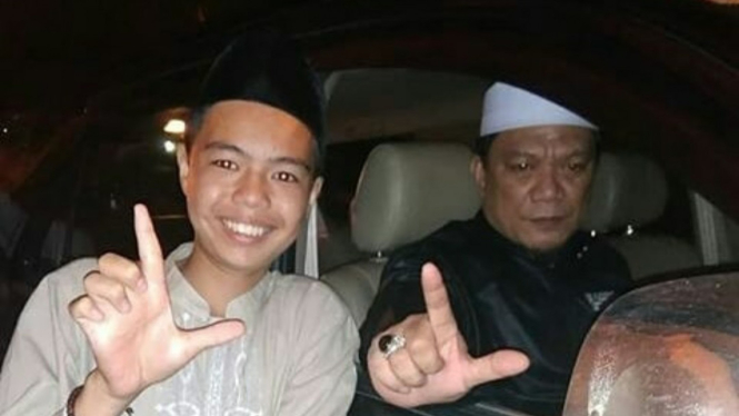 Ustaz Yahya Waloni di dalam mobil