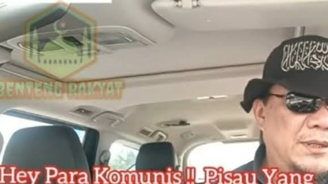 Ustaz Yahya Waloni di dalam mobil