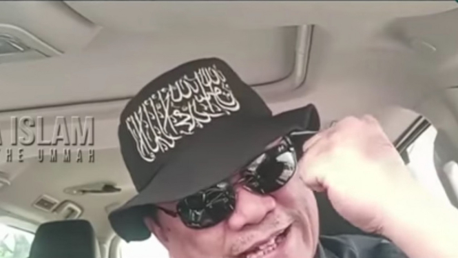 Ustaz Yahya Waloni di dalam Pajero Sport
