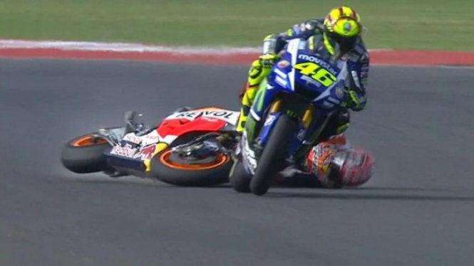 Rossi Tendang Marquez. Foto: Autoevolution.