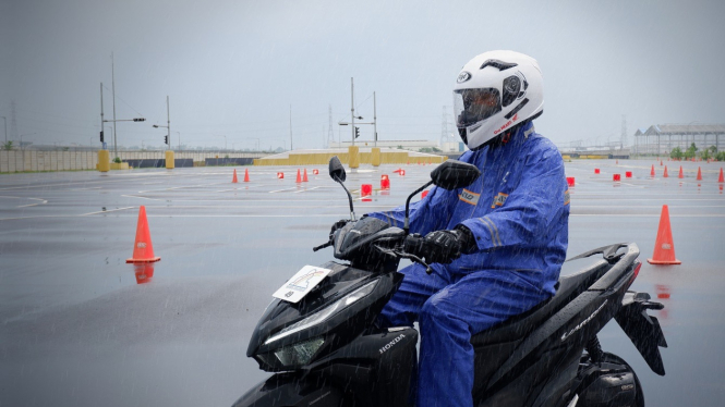 Berkendara Motor Hujan