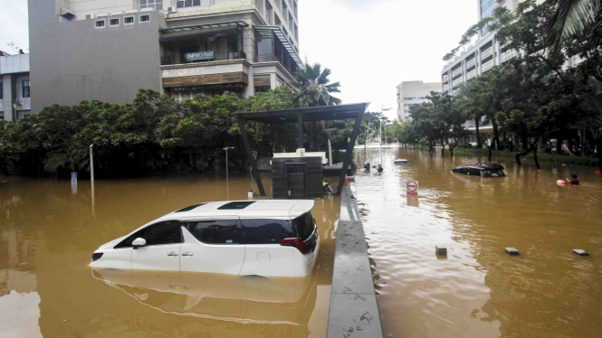 Mobil Terendam Banjir. Foto: VIVA.
