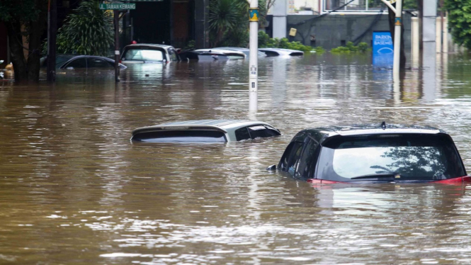 Mobil Terendam Banjir. Foto: VIVA.