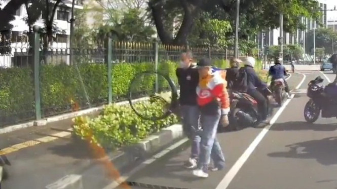 Video Pemotor Tabrak Pesepeda di Jakarta. Foto: Instagram