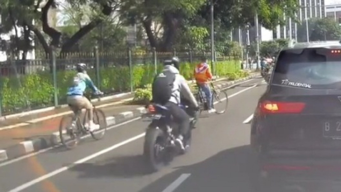 Video Pemotor Tabrak Pesepeda di Jakarta. Foto: Instagram