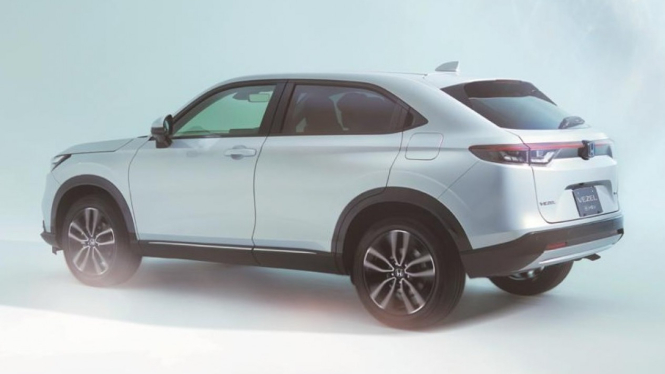 Honda HR-V hybrid dari sisi samping dan belakang