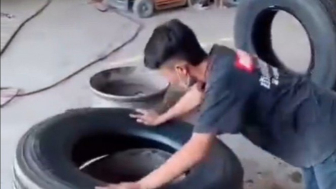 Pasang ban di pelek truk