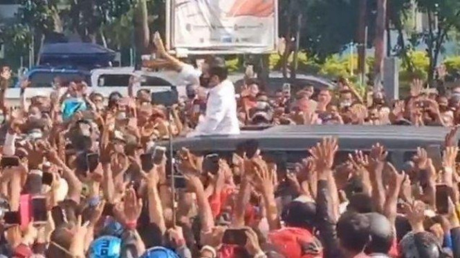 Presiden Jokowi Naik Mobil di NTT. Foto: Instagram.