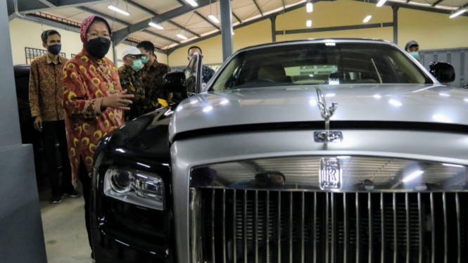 Menteri Sosial Tri Rismaharini melelang Rolls-Royce