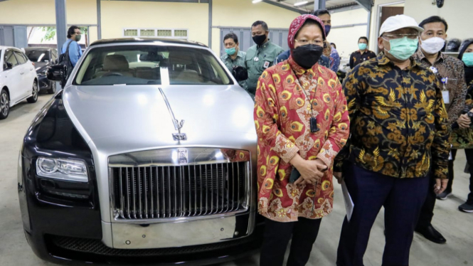 Menteri Sosial Tri Rismaharini melelang Rolls-Royce