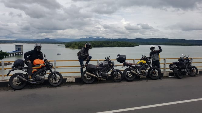 Touring bikers Yamaha XSR 155