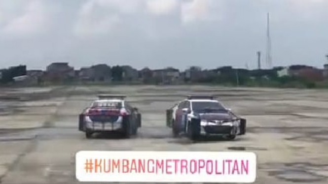 mobil polisi untuk tabrak penjahat