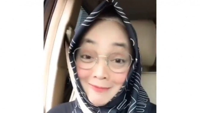 Rina Gunawan di dalam mobil mewah