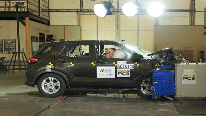Perodua Ativa tes uji tabrak