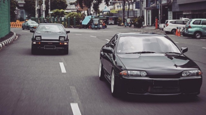 Toyota Trueno AE86 dan Nissan R32