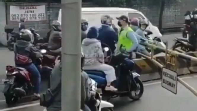 Pemotor Trobos Jalur Busway. Foto: IG @agoez_bandz4.