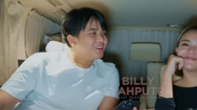 Amanda Manopo dan Billy Syahputra di dalam Toyota Alphard