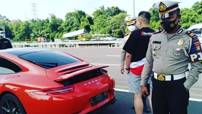Konvoi Mobil Sport Ditilang