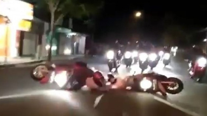 Dua pengendar scoopy jatuh