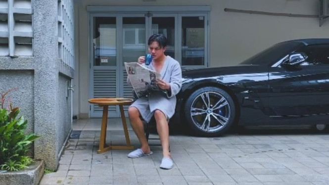 Rizky Febian bersama mobil BMW miliknya