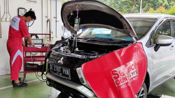 Ilustrasi uji emisi bengkel Mitsubishi