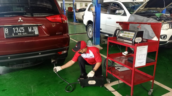 Uji emisi di bengkel Mitsubishi