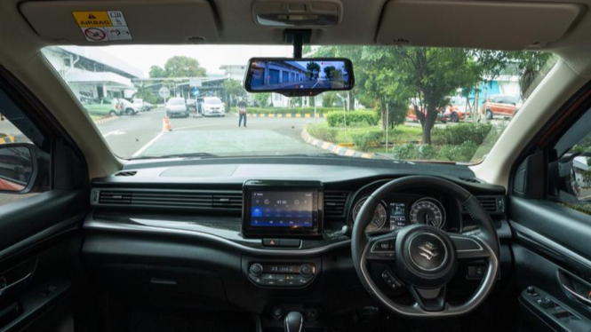 Kaca spion e-mirror pada Suzuki XL7
