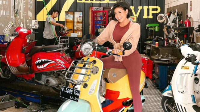 Awkarin Modifikasi Vespa