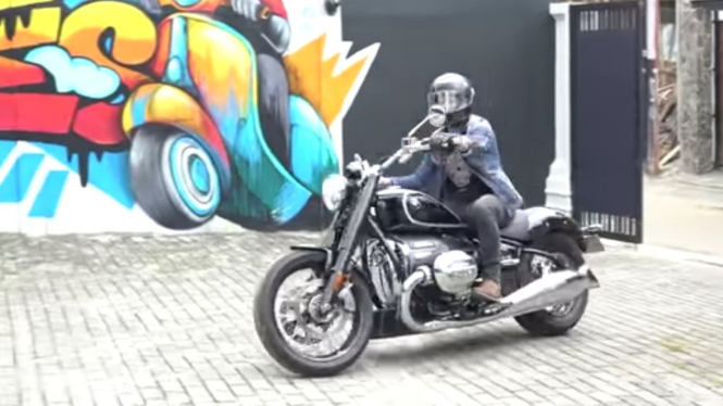 Ariel Noah touring pakai BMW R 18