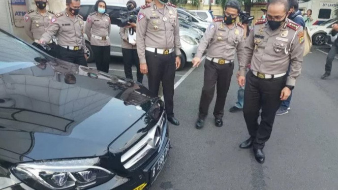 Mercedes-Benz pelaku tabrak lari
