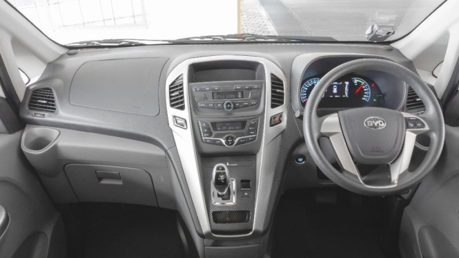 Mobil taksi Blue Bird yang baru, BYD M3e