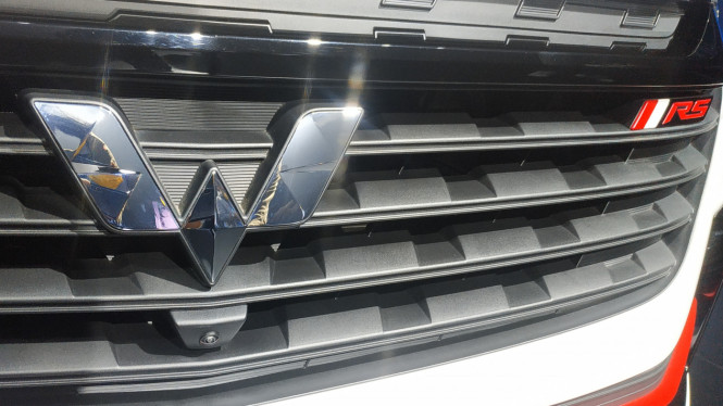 Logo anyar Wuling pada almaz rs
