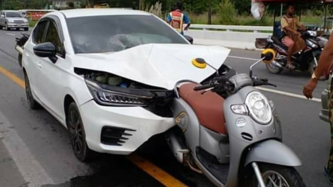 Honda City Hatchback RS remuk nabrak Scoopy