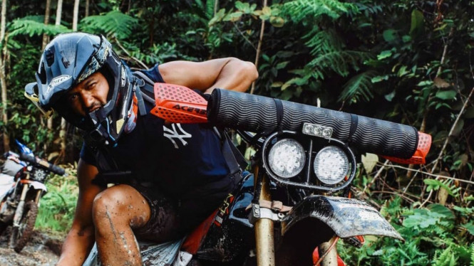 Ibnu Jamil naik Honda CRF 150 terabas hutan Kalimantan