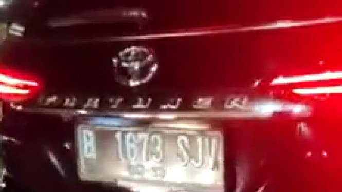 Mobil Toyota Fortuner yang todongkan senjata api