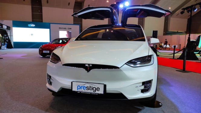 Booth Tesla di IIMS 2021. Foto: Farhan/100KPJ.